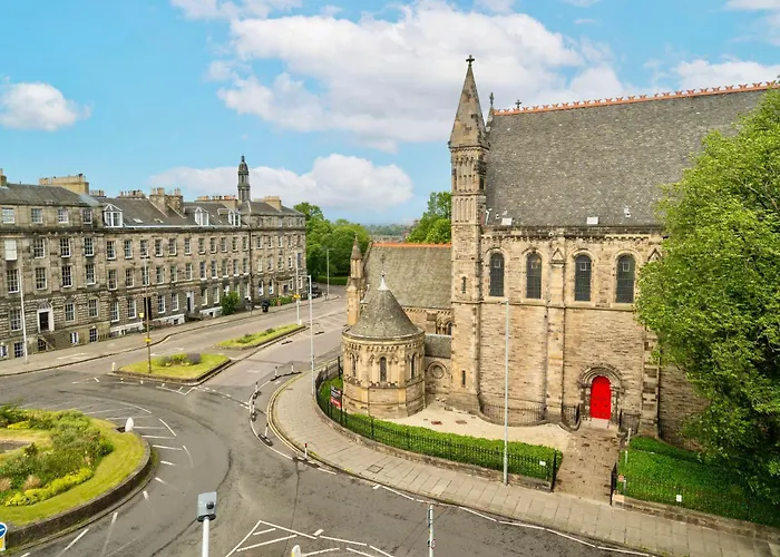 Stylish 3 Bed New Town Apartment - Traquair